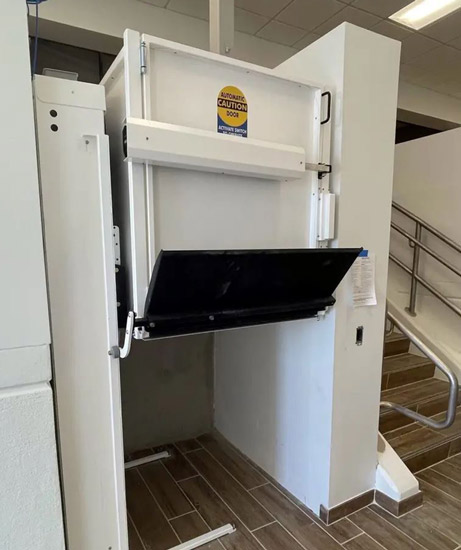 Symmetry unenclosed wheelchair lift